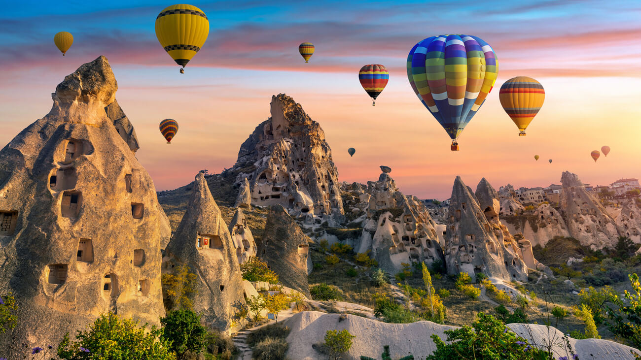 hot-air-balloons-flying-rocks (1)